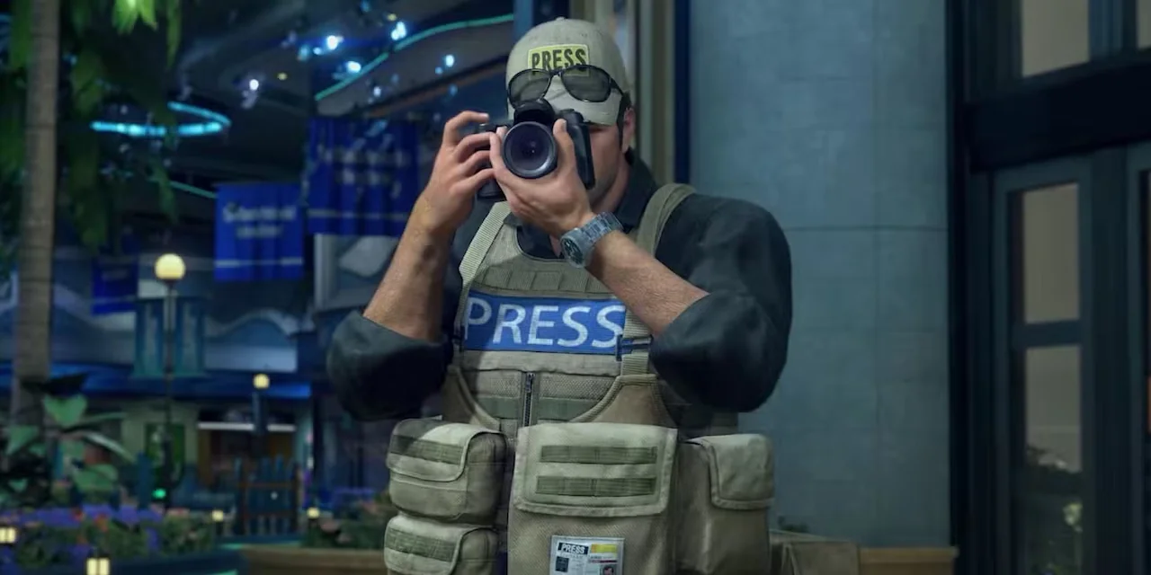 Frank West wearing a PRESS vest and aiming his camera in Dead Rising Deluxe Remaster.