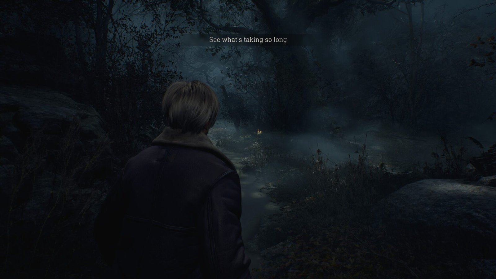 Leon S. Kennedy walking through a dark, foggy forest path at the beginning of Resident Evil 4 (2023).